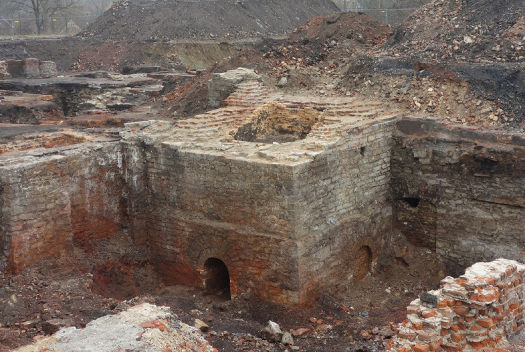 Ein massiver Kamin mit mannshoher Öffnung wurde der Kanalisation geopfert, März 2018 - Foto: Ulrike Stellmacher