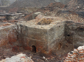 Ein massiver Kamin mit mannshoher Öffnung wurde der Kanalisation geopfert, März 2018