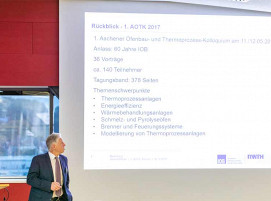 Professor Herbert Pfeifer bei der Begrüßung zum 2. Aachener Ofenbau- und Thermoprozess-Kolloquium