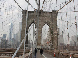 Zur Zeit ihrer Fertigstellung im Jahr 1883 war die Brooklyn Bridge die längste Hängebrücke der Welt