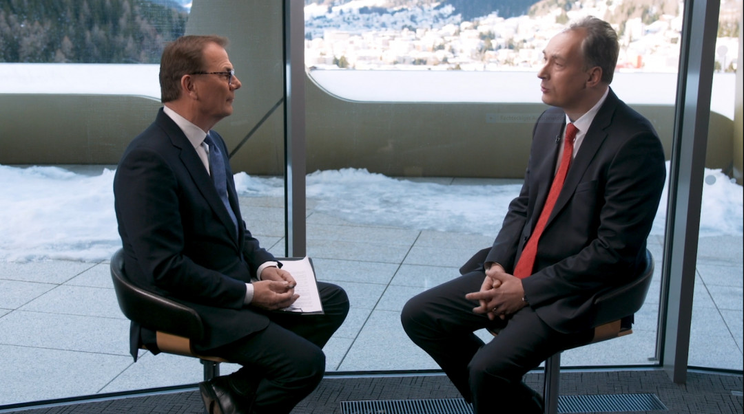 Burkhard Dahmen, Vorsitzender der Geschäftsführung der SMS group GmbH, (rechts) im  Gespräch mit CBS-Moderator Anthony Wilson (links) während des Weltwirtschaftsforums in Davos - Foto: CBS