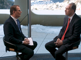 Burkhard Dahmen, Vorsitzender der Geschäftsführung der SMS group GmbH, (rechts) im  Gespräch mit CBS-Moderator Anthony Wilson (links) während des Weltwirtschaftsforums in Davos
