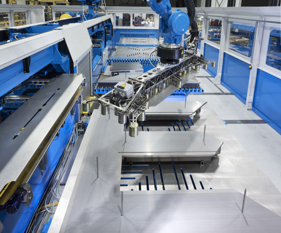 Der Roboter stapelt die aus dem Stanz- und Schneidteil in den Stapler transportierten Bleche automatisch und mit hoher Wiederholgenauigkeit - Foto: Heinrich Georg GmbH Maschinenfabrik