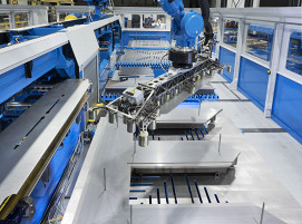 Der Roboter stapelt die aus dem Stanz- und Schneidteil in den Stapler transportierten Bleche automatisch und mit hoher Wiederholgenauigkeit