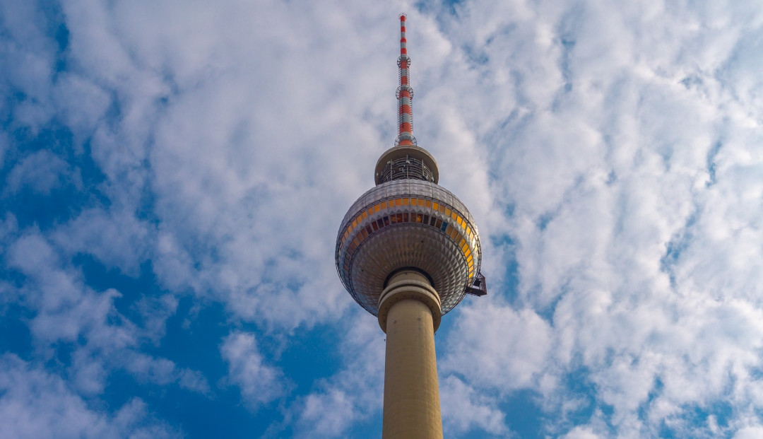 Der Berliner Fernsehturm von unten - Foto: pixabay