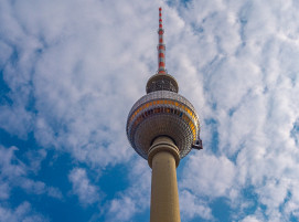 Der Berliner Fernsehturm von unten