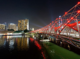 Die Helix Brücke bei Nacht.