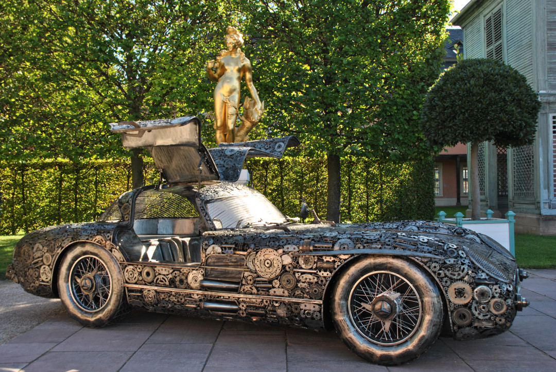 Kunstwerk der besonderen Art: Mercedes 300 SLR aus Altmetallteilen. - Foto mit Genehmigung von giganten-aus-stahl.de