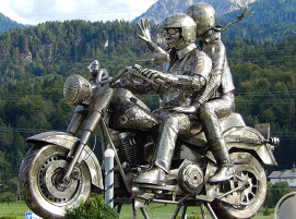 Kunstwerk der besonderen Art: Die überdimensionierte Harley-Davidson Fat Bob.