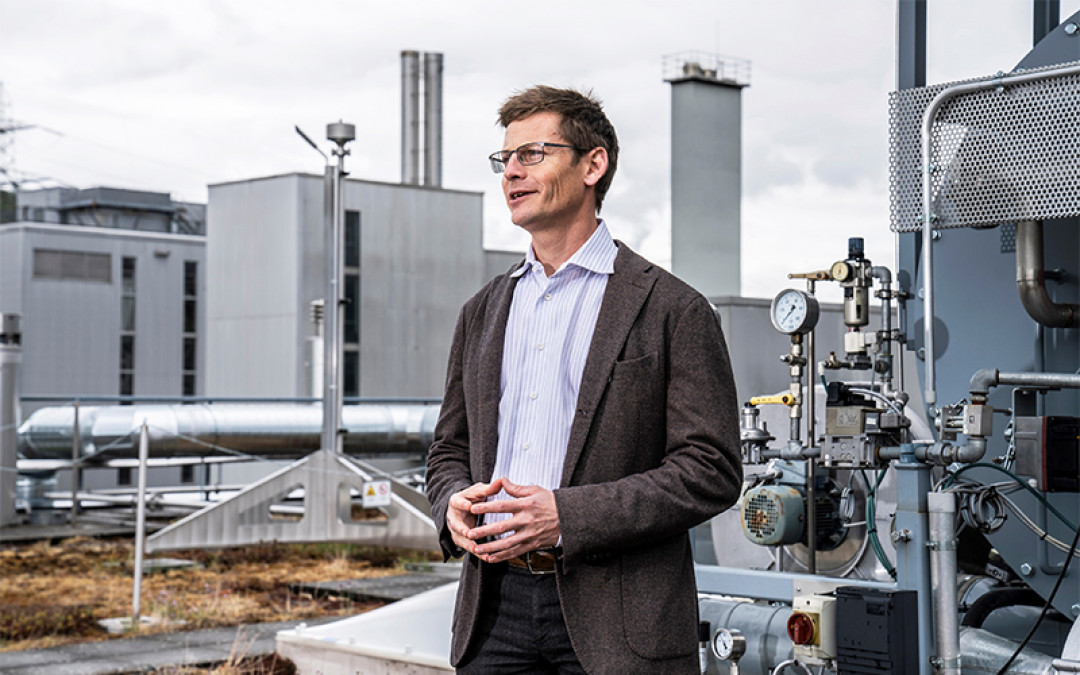 Tom Kober, Leiter der PSI-Forschungsgruppe Energiewirtschaft, auf dem Forschungsareal des PSI - Foto: Paul Scherrer Institut/Markus Fischer
