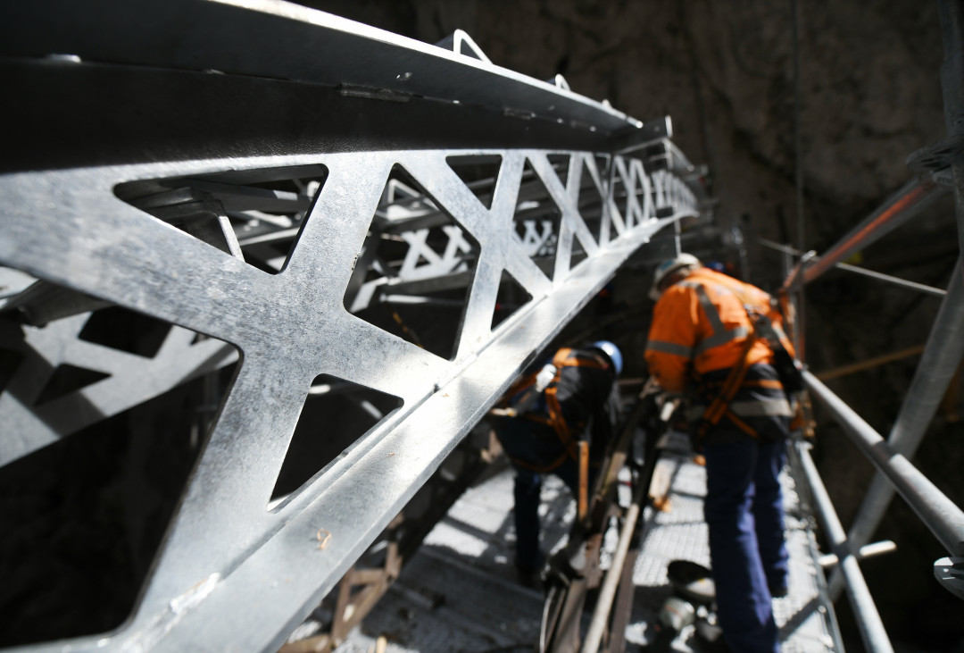 thyssenkrupp Schulte lieferte den Stahl für die Brücke auf der Wanderroute durch die Höllentalklamm - Foto: Ed. Zueblin AG / Angelika Warmuth