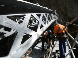 thyssenkrupp Schulte lieferte den Stahl für die Brücke auf der Wanderroute durch die Höllentalklamm
