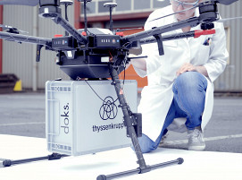 Die Drohne liefert automatisiert Proben über das Duisburger Werksgelände von thyssenkrupp