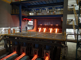 Erster Guss des Vorblockformats 255 x 300 Millimeter auf der modernisierten Stranggießanlage bei Nanjing Iron & Steel Group Ltd. geliefert von SMS Concast.