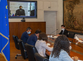 Der Vertrag für die Direktreduktionsanlage wurde am 1. September 2020 während einer virtuellen Pressekonferenz unterzeichnet, die an zwei Orten abgehalten wurde: im Ministerium für Industrie und Handel der Russischen Föderation und im Präsidentenpalast der Region Friaul-Julisch Venetien.