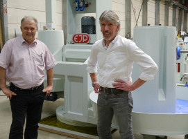 Robert Jungbluth (links), einer der Geschäftsführer der EJP Maschinen GmbH, und Lothar Köppen, der Geschäftsführer der EJP WIRE Technology GmbH