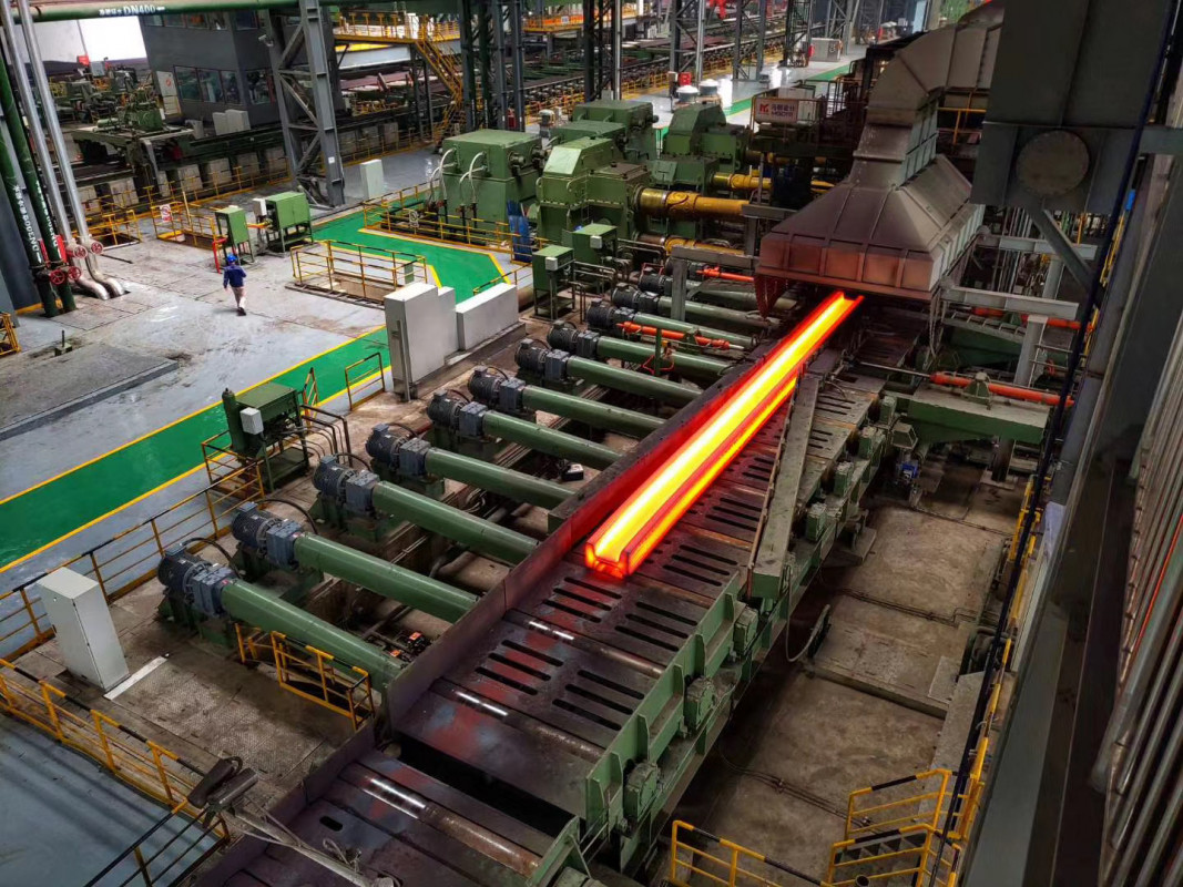 Maanshan Iron & Steel Co., Ltd.  kann auf der neuen schweren Trägerstraße Abmessungen bis 1.100 Millimeter Steghöhe und 500 Millimeter Flanschbreite herstellen - Photo: SMS group