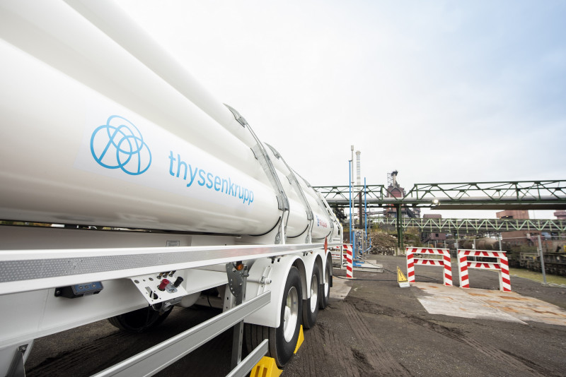 Für die Versuche an einer Blasform wird der Wasserstoff noch per LKW geliefert. Für die nächste Phase wird dies per Pipeline geschehen. - Photo: thyssenkrupp Steel Europe AG