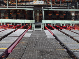 Zehnsträngige Knüppelgießanlage im Konverterstahlwerk Nr. 3 am Standort Changzhou des chinesischen Stahlerzeugers Zenith Steel. Die Gießanlage wurde von Primetals Technologies geliefert und ist mit SRD-Segmenten für Hard Reduction sowie speziellen Technologiepaketen ausgerüstet.