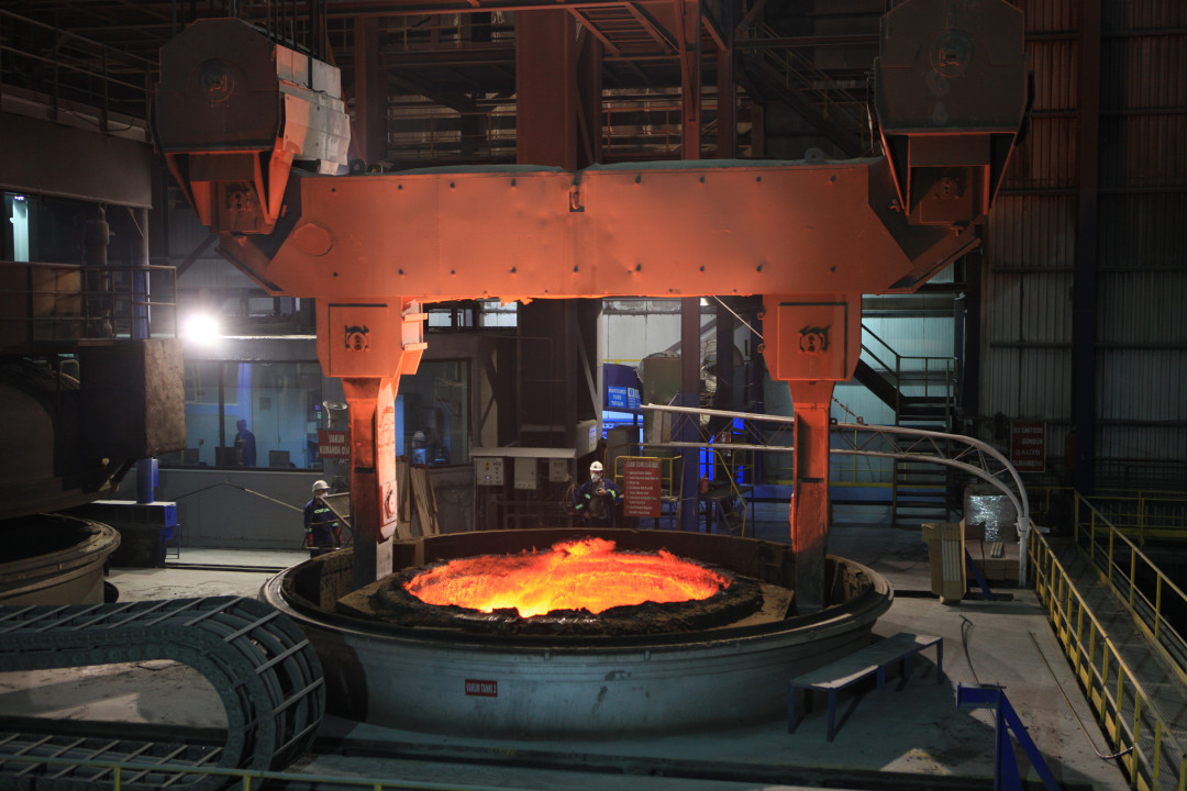 Im Stahlwerk Dilovası des türkischen Stahlerzeugers Çolakoğlu Metalurji A.S.  modernisierte Primetals Technologies eine bestehende VD-Anlage (Vakuumentgasung), um sie zu einer VOD-Anlage (Vakuum-Sauerstoff-Entkohlung) aufzurüsten.
