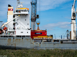 Umschlag von AUMUND Logistic-Containern im Hamburger Hafen mit Ziel Taiwan