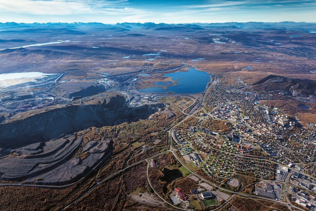 Luftbildaufnahme von Kiruna mit der Stadt und den ehemaligen Tagebauen von Kiirunavaara und Luossavaara - Photo;LKAB