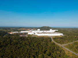 SMS group erhöht die Produktionskapazität des 2003 für ArcelorMittal Vega in Brasilien errichteten Flachwalzkomplexes durch den Umbau der Beiz-/Tandemstraße sowie die Installation einer neuen universalen Glüh- und Feuerverzinkungslinie und einer Umwickel- und Inspektionslinie.