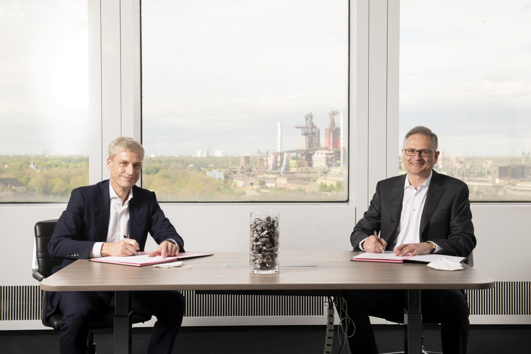 Dr. Arnd Köfler, CTO von thyssenkrupp Steel, und Bernd Fleschenberg, COO von TSR Recycling, bei der Unterzeichnung der Absichtserklärung. - Photo: 20210517 TSR - thyssenkrupp Steel