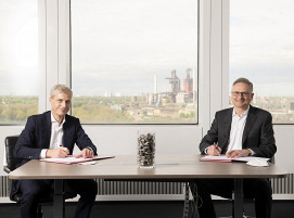 Dr. Arnd Köfler, CTO von thyssenkrupp Steel, und Bernd Fleschenberg, COO von TSR Recycling, bei der Unterzeichnung der Absichtserklärung.