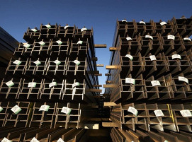 Stahlträger versandfertig gestapelt bei Nucor Steel Berkley, USA
