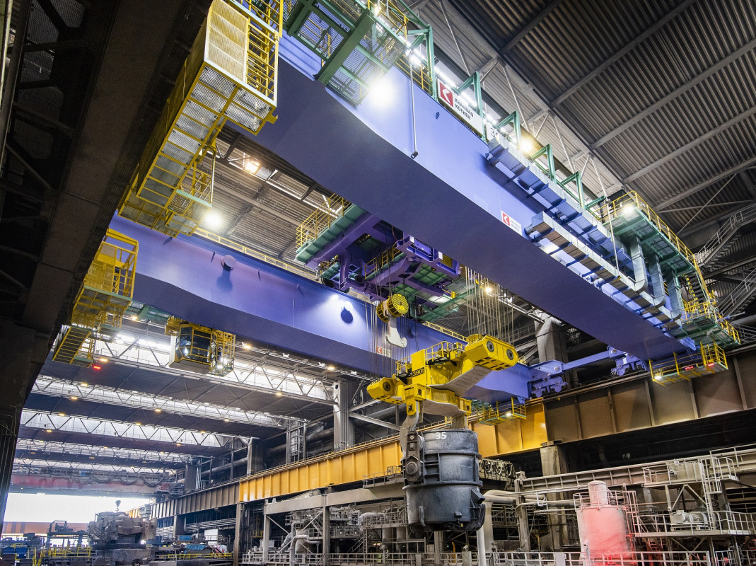 Schwerpunkt der Modernisierung des Stahlwerks: Austausch des Pfannentransportkrans, der in der Werkshalle die Pfannen mit 265 Tonnen flüssigem Stahl vom Konverter zur Stranggießanlage transportiert - Photo: thyssenkrupp Steel Europe AG