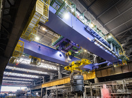 Schwerpunkt der Modernisierung des Stahlwerks: Austausch des Pfannentransportkrans, der in der Werkshalle die Pfannen mit 265 Tonnen flüssigem Stahl vom Konverter zur Stranggießanlage transportiert