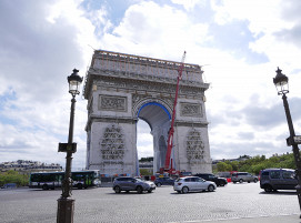 Arc de Triomphe vor der Verhüllung, aber schon eingerüstet. Deutlich zu sehen: Die 100mm breiten orangen Zurrgurte von Dolezych