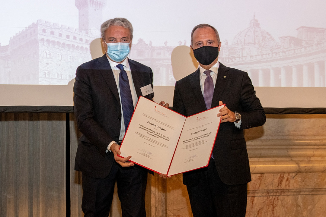 Der Vorstandsvorsitzende der Feralpi-Gruppe Giuseppe Pasini erhält die Auszeichnung „Premio Mercurio“. - Photo: Feralpi-Gruppe, Mateusz Skóra