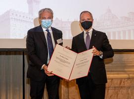 Der Vorstandsvorsitzende der Feralpi-Gruppe Giuseppe Pasini erhält die Auszeichnung „Premio Mercurio“.