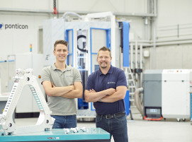Tobias Stittgen (links) und Thomas Horr, die beiden Geschäftsführer der ponticon GmbH, vor einem pE3D System, das in Kürze auf der Formnext in Frankfurt präsentiert wird.