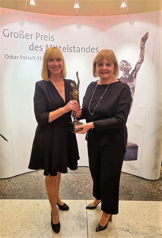 Das soziale und wirtschaftliche Engagement aller Mittelständer stellvertretend zu repräsentieren, ist für die Vorstandvorsitzende Susanne Szczesny-Oßing und die Aufsichtsratsvorsitzende Angelika Szczesny-Kluge eine große Ehre. - Photo: EWM AG