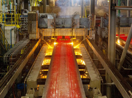 Tata Steel produziert die erste Bramme auf der neuen, dritten Stranggießanlage im Stahlwerk im niederländischen Ijmuiden.