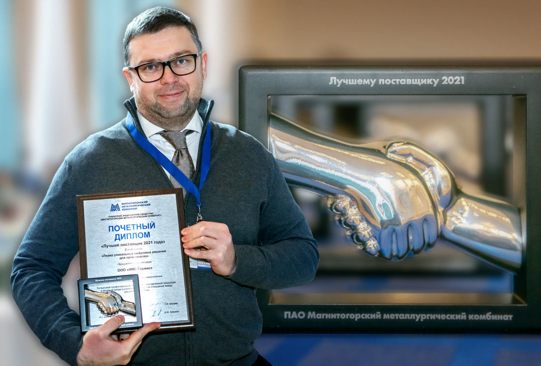 Alexander Radaev, IMS Service LLC, nimmt stolz den Preis als "Best Supplier 2021" entgegen - Photo: IMS Messsysteme GmbH