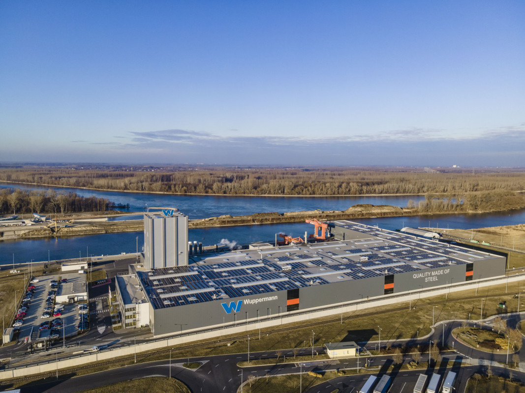 Die Photovoltaikanlage auf den Werksdächern der Wuppermann Hungary Kft. ist seit Januar 2022 in Betrieb. (Quelle: Wuppermann) - Photo: Wuppermann AG
