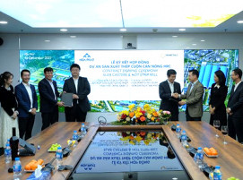 Vertragsunterzeichnungszeremonie mit dem Vorsitzenden Duong und anderen Mitgliedern von Hoa Phat Dung Quat Steel JSC