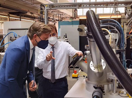 Dr. Isnaldi Souza (rechts), Gruppenleiter am Max-Planck-Institut für Eisenforschung, erklärt Staatssekretär Dr. Dirk Günnewig wie Eisenerze mit Wasserstoffplasma umweltfreundlich zu Eisen reduziert werden können.