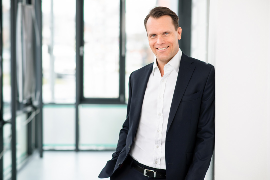 Nils Fleig ist neuer Chief Financial Officer (CFO) bei Possehl Erzkontor in Lübeck und verantwortet die Abteilungen Finance, Accounting, Controlling, IT & HR. - Photo: Possehl Erzkontor GmbH & Co. KG