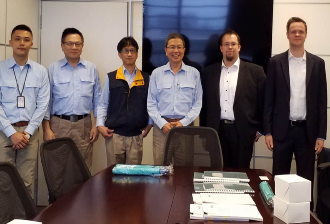 Vertragsunterzeichnung bei CSC (v.l.n.r.): Chih-Hsiang Chang, Ming-Hsing Hsiao, Hsien-Ming Chou, Yu-Ming Liu – General Manager Procurement, CSC Taiwan Christian Thiede, Project Manager Sales, Marc Anthony Steffen, Project Manager Commercial, SMS group - Foto: SMS group