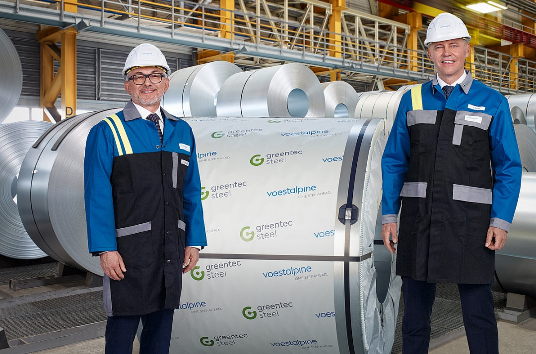 Herbert Eibensteiner (links), CEO der voestalpine AG, und Hubert Zajicek, Mitglied des Vorstands der voestalpine AG und Leiter der Steel Division bei der Auslieferung des ersten CO2-reduzierten Coils - Foto: voestalpine