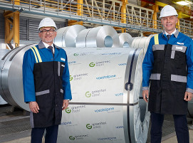 Herbert Eibensteiner (links), CEO der voestalpine AG, und Hubert Zajicek, Mitglied des Vorstands der voestalpine AG und Leiter der Steel Division bei der Auslieferung des ersten CO2-reduzierten Coils