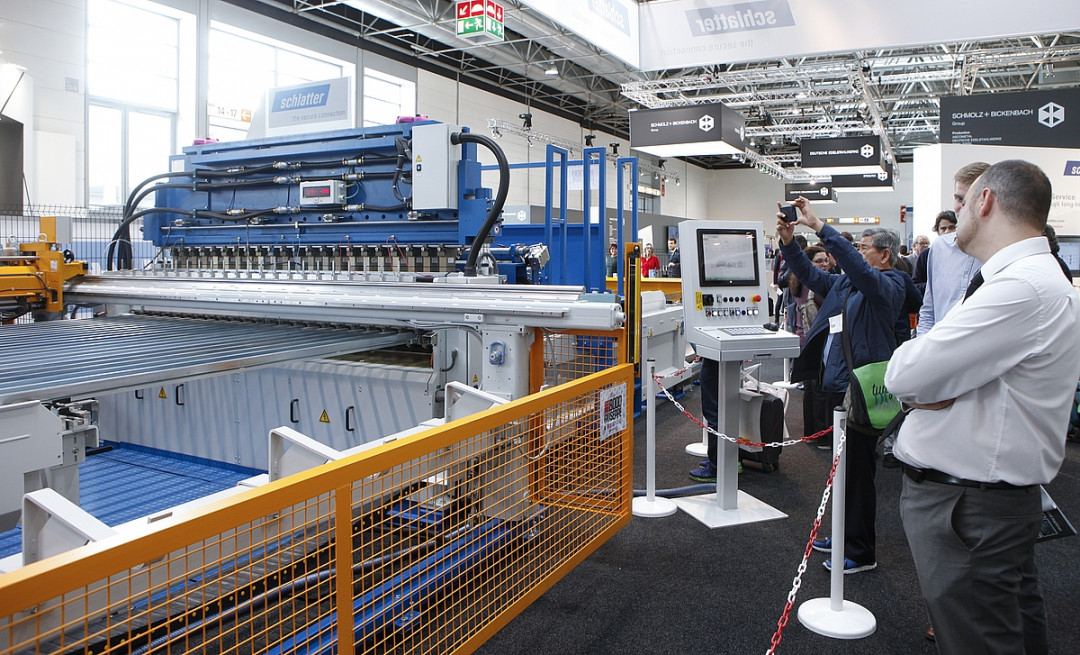 Schwere Maschinen und Anlagen, wie hier von Schlatter Industries, im Einsatz in den Düsseldorfer Messehallen - Photo: Messe Düsseldorf
