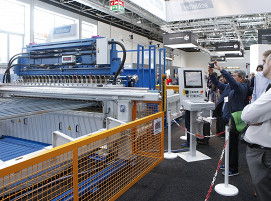 Schwere Maschinen und Anlagen, wie hier von Schlatter Industries, im Einsatz in den Düsseldorfer Messehallen