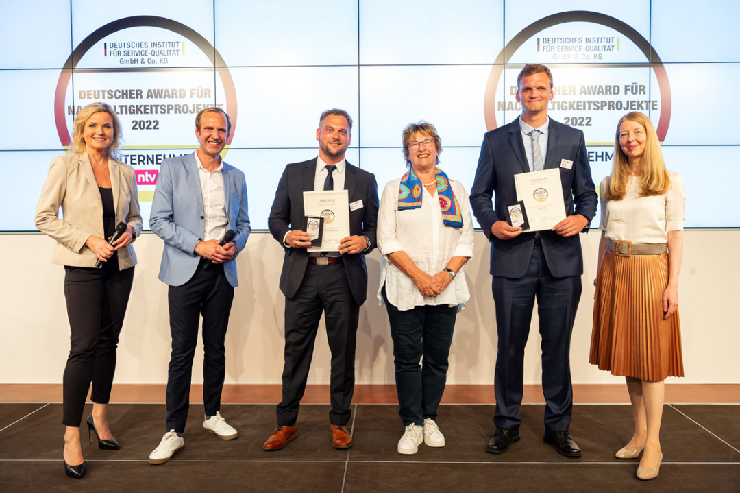 Daniel Ewen, Business Development, Wuppermann AG, nimmt den Award entgegen - Photo: Thomas Ecke / DISQ / ntv