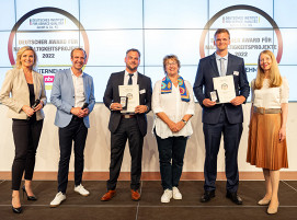 Daniel Ewen, Business Development, Wuppermann AG, nimmt den Award entgegen